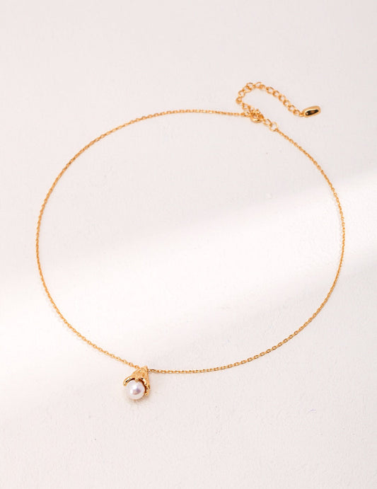 Minimalist Lustrous Pearl Necklace